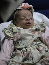 🌸✨ Hoje entreguei ao Senhor um pedacinho do meu coração. Minha afilhada e  sobrinha, tão pequena e já tão amada, foi consagrada em um momento de fé e  gratidão. Que cada passo