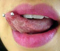 Once your piercer has completed his masterpiece and you've reached your home after the procedure, you're ready to start your aftercare phase. Snake Eye Piercing Zunge Schonheit