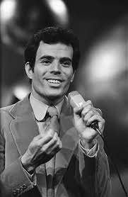 Julio iglesias might be one of the biggest selling artists in the world, having sold more than 300 million records worldwide, in 14 languages, over the course of more than 80 albums. Datei Julio Iglesias Spanje Bestanddeelnr 923 3697 Jpg Wikipedia