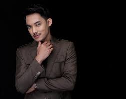 Bermula pandang pertama terlihat kamu di depan mata terasa debar di dada menahan rasa bila kau ada kau buat ku terpaku sepertinya diriku yang mahu diri kamu. Self Taught Musician Hael Husaini Puts A Jampi On Top Of The Charts The Star