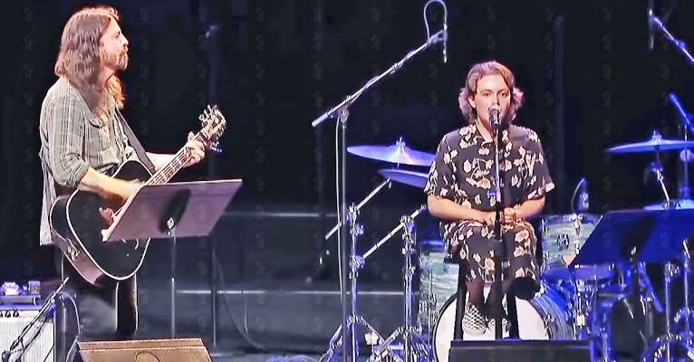 Dave Grohl's Daughters Violet And Harper Perform On Stage - The Music Man