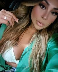 Julie Mayo's Instagram, Twitter & Facebook