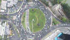 Vista aérea de una Rotonda Obligatoria (R-414) en una ciudad peruana, mostrando el flujo circular ordenado.