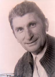 Candelaria: Don Juan Jerónimo Pérez y Pérez (1928-1995), escritor experto  en lucha canaria y juego del palo, fundador y primer presidente del C.L.  “Unión Santa Cruz” y de dos sociedades