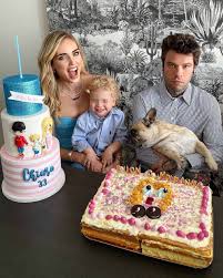 Augurare un buon compleanno ad un'amica non è mai stato più semplice con le immagini e le frasi di auguri che proponiamo. Chiara Ferragni Compleanno Chic E Pieno D Amore Torte E Fiori Foto Gossip