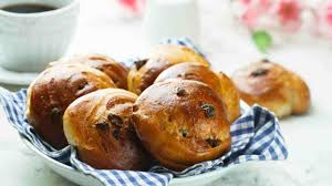 Il pane con l'uva è un semplice impasto per pane (beh, semplice si fa per dire) con uva sultanina. Pan Di Ramerino Un Pane Dolce Farcito Con Uva Passa Tipico Della Toscana