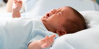 Tidak sedikit orang tua yang langsung meski demam pada bayi tidak selalu menunjukkan kondisi berbahaya, ada beberapa tanda serius. Bayi Demam Naik Turun Apa Penyebabnya
