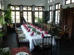 Junge kellner reichen kühle drinks auf eis. Restaurant Das Wohnzimmer In Virneburg