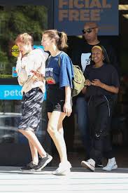 Millie bobby brown, shiloh y zahara pitt jolie fueron captadas mientras iban a cenar. Millie Bobby Brown Zahara And Shiloh Jolie Pitt Grab Lunch Together In Los Angeles 26 Gotceleb