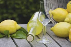 Comment Boire Du Limoncello Limoncello Boissons Italiennes Liqueur De Citron