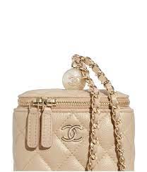 This is an authentic chanel metallic caviar quilted medium cc filigree vanity case in silver. Kleine Vanity Mit Kette Irisierendes Genarbtes Kalbsleder Modeschmuckperlen Goldfarbenes Metall Chanel