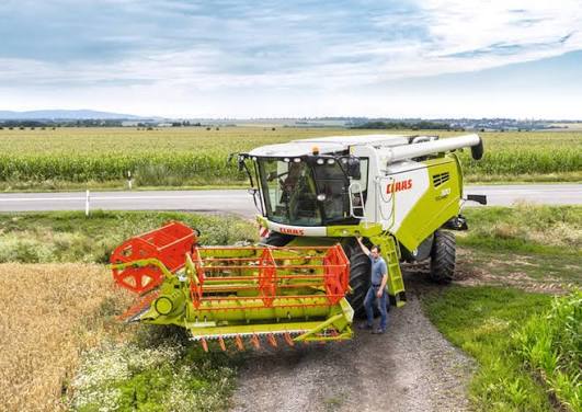 Claas Tucano 430 Combine