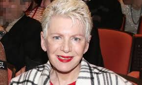 «η καραντίνα με πιέζει πολύ, με ρίχνει, με κατεβάζει. Elena Akrita Sxoliazei Me To Diko Ths Tropo Th Syllhpsh Toy Sfakianakh Apopsh Toy Notoy