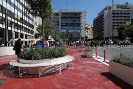 Συνταγμα είναι ένα κοινωνικό συμβολαιο με το οποίο ο «λαοσ» οργανώνει την κρατική μηχανήν (το σύστημα) που θέλει να διοικείται, τις αρχές και τις αξίες. Megalos Peripatos To Neo Syntagma Meta Tis Allages Liberal Gr