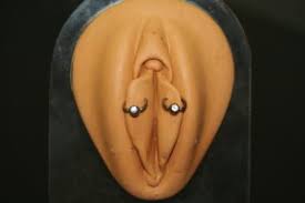 Anatomische aufgabe der inneren schamlippen ist es, den scheideneingang abzudecken und die scheide vor fremdkörpern, austrocknung und dem eindringen von bakterien zu schützen. Innere Schamlippen Piercings Piercing Studio Wien