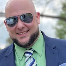 ok a phone charger 😩😭😭 MICHAEL MYERS IS AFTER YOU YOU HAyE TO FIGHT HIM  OFF WITH THE LAST THING YOU BOUGHT