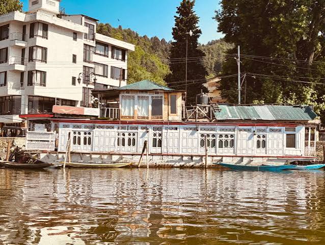 How the world's only floating post office continues to deliver mail in conflict-torn Kashmir | Condé Nast Traveller India