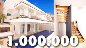 Vamos a ver una casa de dos pisos con piscina que destaca por su moderna estructura monovolumen, brillantes interiores vistas de las fachadas de la casa moderna de dos pisos. Casa Da Sogno Home Tour Tenerife House Tour Villa Con Piscina Youtube