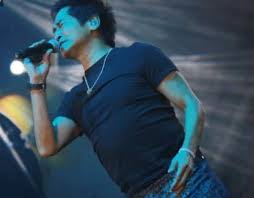 1978年，以雲南民謠 彌渡山歌 獲第二屆 金韻獎 優勝歌手，成為 校園民歌 歌手 。. 56å²é½ç§¦çŽ°èº«æ¹–åŒ—æžé‡'è‚šå­å¤§æˆè¿™æ · é˜¿æ³¢ç½—æ–°é—»ç½'