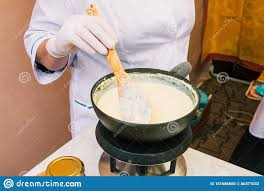 Käse selber machen ohne lab ✅ ultimatives rezept: Kase Von Der Milch Zu Hause Machen Weiblicher Handaufruhr Kasesauerteig Mit Einem Loffel In Einer Kasserolle Technologie Des Koch Stockfoto Bild Von Essen Bestandteile 151686650