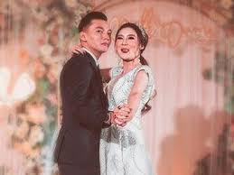 Umur 25 tahun) adalah penyanyi dangdut berkebangsaan indonesia. Diduga Ada Yang Pindah Agama Dari Pernikahan Nella Kharisma Dory Harsa