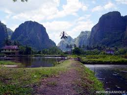 Pengunjunga bisa mendapati berbagai spot menarik yang ada semisal sungai dan kampung adat. Ngebolang Di Rammang Rammang Pegunungan Karst Maros