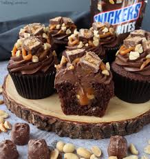 Snickers Cupcakes Recipe Gourmet Cupcakes Cupcake Recipes Savoury Cake