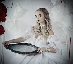 Amazon's choice for white queen costume alice in wonderland. Sophie Katssby