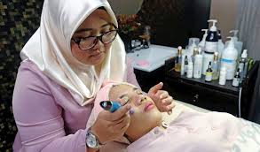 Berikut ini adalah cara menghilangkan bintik hitam di baju karena titik hitam seperti ini tidak mempan jika hanya dicuci saja. Rawatan Hilangkan Bintik Hitam