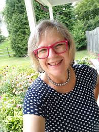 We are lucky to have certified Judy Niemeyer instructor Barbara Barringer  retreating with the June Quiltvillians at Quiltville Inn! 🤗 She brought  several of her beautiful quilts and tops to share with