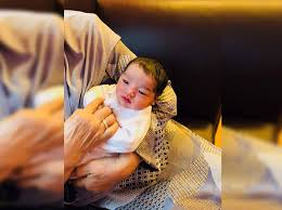 Biarkan aku menjalin asmara dengannya yang ku cinta janganku dihalang walau pedang bukan penghalang gelora rindu buat ku merasa. Ya Itu Anak Kami
