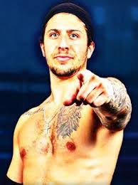 Derek Dillinger's Instagram, Twitter & Facebook