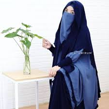 Biasanya, muslimah bercadar cenderung lebih menyukai hijab yang lebar atau besar, karena memang menyesuaikan dengan atribut cadarnya. Gamis Wedding Set Almera Hitam Gaum Pengantin Muslimah Bercadar Original By Hijabisme Shopee Indonesia