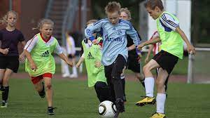 Hallo, findet ihr es ist wichtiger, dass ein junge fitt ist oder mögt ihr eher fußballer? Madchen Spielen Mit Jungs Dfb Deutscher Fussball Bund E V