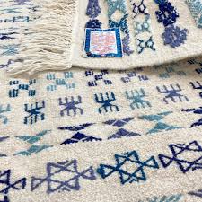 Kelim teppiche sind teppiche, die ursprünglich aus dem orient stammen. Teppich Kelim 135x205 Cm Weiss Blau Handgewebt Wolle Tunesien