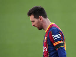 Messi se toca el tobillo izquierdo después del duro golpe que recibió de fabra. Tras Lesion En El Tobillo Barcelona Jugara Sin Messi Contra Eibar El Economista