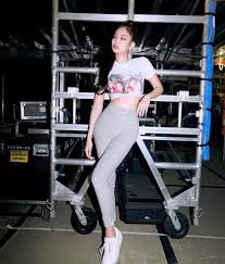 She wears a bra size of 32 b. Jennie And Rose Have Perfect Ant Waist Thanks To These Piece Of Cake Tips Starbiz Net