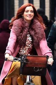 Al centro della trasformazione di cui è protagonista nel film c'è proprio un taglio di capelli che prevede la frangia più di tendenza questo . Anne Hathaway In Bicicletta Per Amazon Sfoggia Un Nuovo Look Lapresse