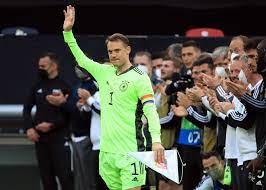 Aqui poderás encontrar todos os produtos oficiais da seleção alemã de futebol, a recente campeã do mundo. Primeiro Goleiro A Fazer 100 Jogos Pela Alemanha Manuel Neuer Celebra Inacreditavel Futebol Alemao Ge