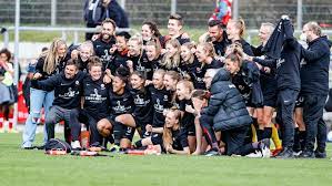 Nach freiburger schüssen ließ er viele bälle abprallen, wie auch am ende der ersten halbzeit, als er im nachfassen seinen fehler. Frankfurt Nach Sieg Gegen Freiburg Im Frauen Pokalfinale Kicker