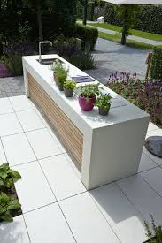 Combination outdoor kitchen and bar. Kochen Im Garten Ist Angesagt Echte Freude Mit Besten Freunden Wie Herrlich Es Ist An Ei Concrete Outdoor Kitchen Outdoor Bbq Kitchen Outdoor Kitchen Island