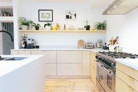 Comment Customiser Une Cuisine Ikea Elle Decoration En 2020 Cuisine En Contreplaque Customiser Meuble Cuisine Cuisine Ikea