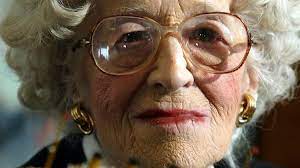 In 1912 she was returning to america aboard the rms titanic, with her aristocratic fiancé caledon hockley. Tod Mit 97 Jahren Millvina Dean Jungste Passagierin Der Titanic Welt