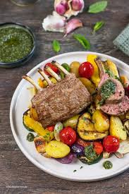 Saftiges Lammkarree Mit Minzpesto Auf Gegrilltem Gemuse Rezept Lammkarree Lammkarree Rezept Und Lammrucken