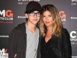 6 0 13.62 mb jun 28 2007: Photo Isabelle Funaro Pose Avec Sean Le Fils Qu Elle A Eu Avec Pascal Obispo Voici