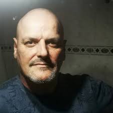 Medio ruso Sputnik informa: En la cumbre de Kazán, a Putin se le mostró un  simbólico "billete BRICS". En el anverso del billete se pueden ver las  banderas de los países fundadores