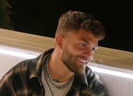 Dale and Mary chat, 'Love Island'. Pic: ITV