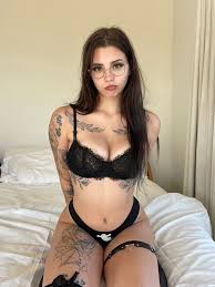 Natalie King - Rainha com cara de princesa 👑 - Punhetol