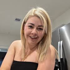 Amo ser venezolana 🇻🇪 Y es increíble que me llamen nombres tan feos, que  me digan cosas tan violentas, simplemente por cuestionar a una líder  política. Me acusan de no saber de