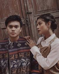 Kali ini aku akan cobabikin video reaction terhadap #awkarin di tiktok. Potret Kemesraan Awkarin Dan Pacar Barunya Gangga Kusuma Kapanlagi Com